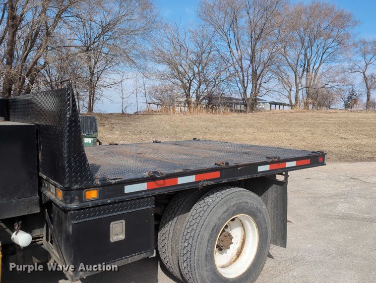 image for item EG2750 2000 International 4700 flatbed truck