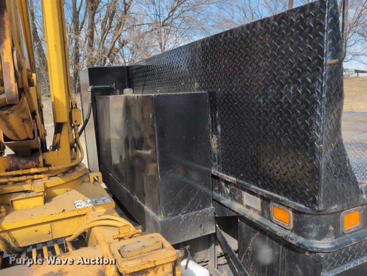 image for item EG2750 2000 International 4700 flatbed truck