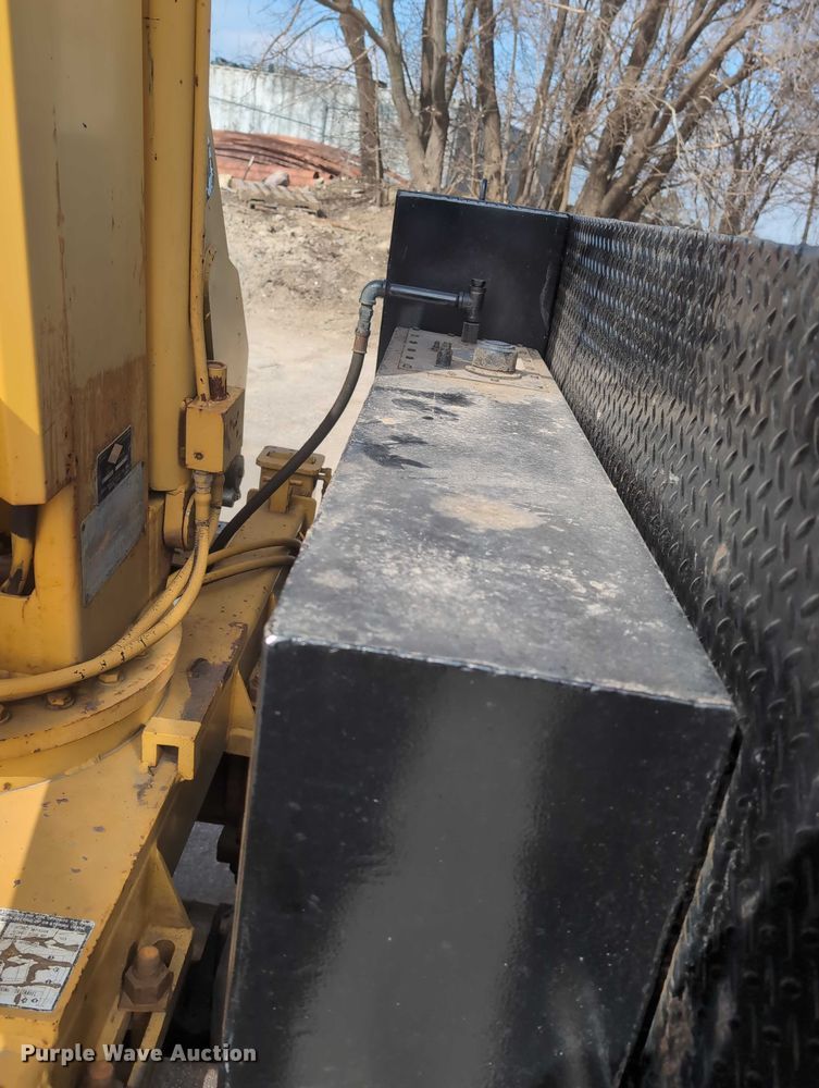 image for item EG2750 2000 International 4700 flatbed truck