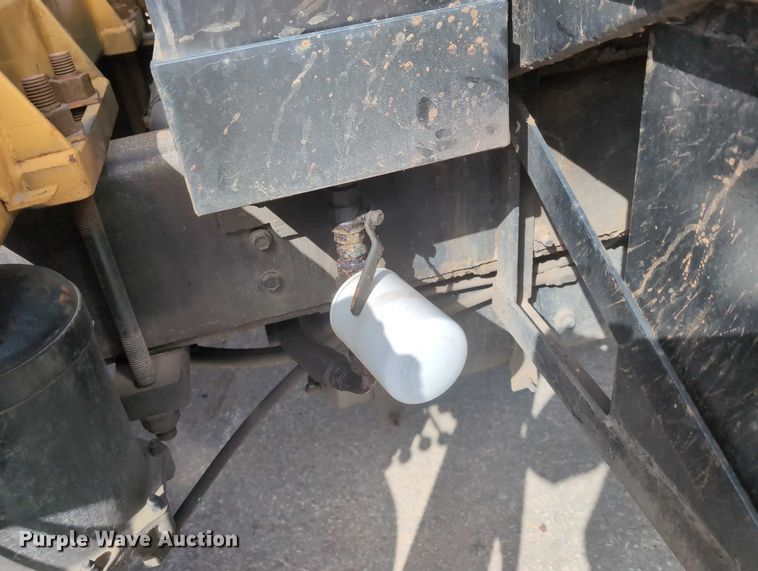 image for item EG2750 2000 International 4700 flatbed truck