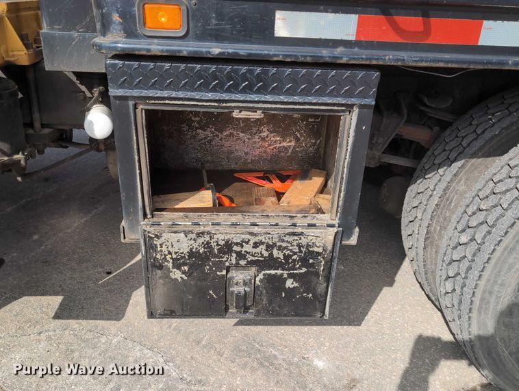 image for item EG2750 2000 International 4700 flatbed truck