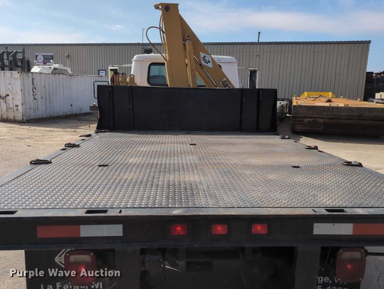 image for item EG2750 2000 International 4700 flatbed truck
