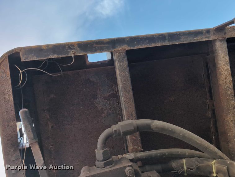 image for item EG2750 2000 International 4700 flatbed truck