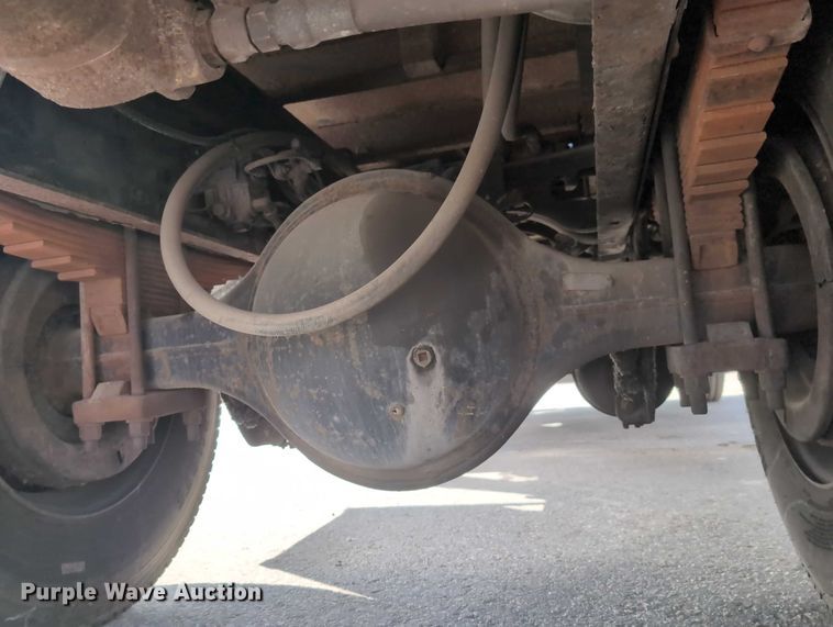 image for item EG2750 2000 International 4700 flatbed truck