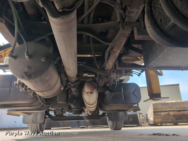 image for item EG2750 2000 International 4700 flatbed truck