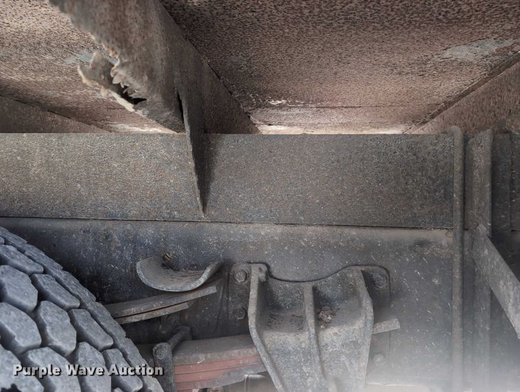 image for item EG2750 2000 International 4700 flatbed truck