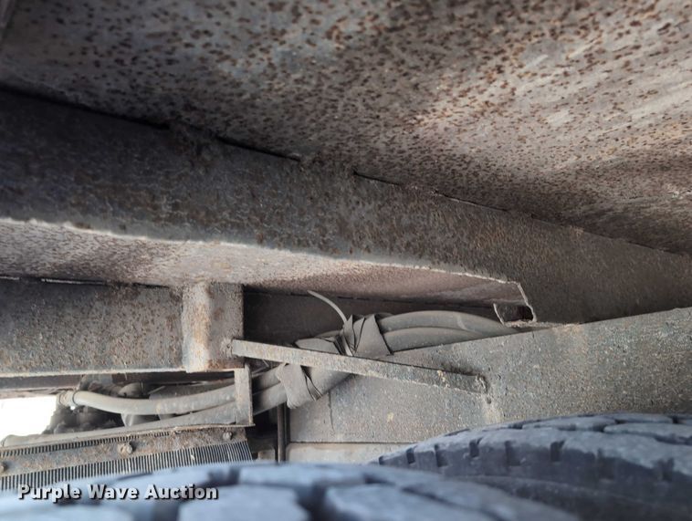 image for item EG2750 2000 International 4700 flatbed truck