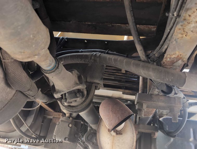 image for item EG2750 2000 International 4700 flatbed truck