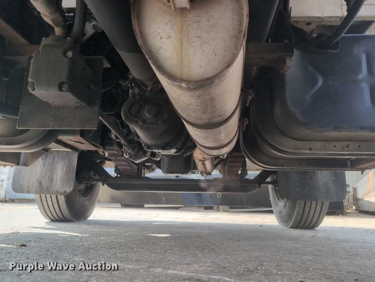 image for item EG2750 2000 International 4700 flatbed truck