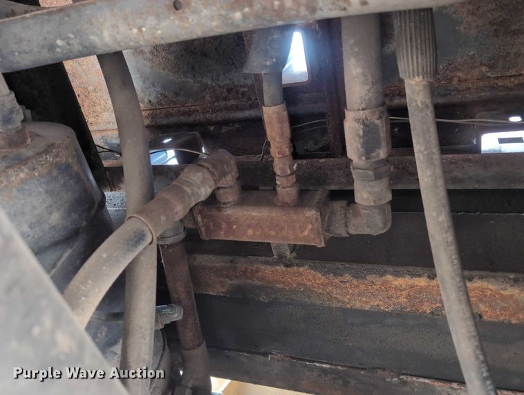 image for item EG2750 2000 International 4700 flatbed truck