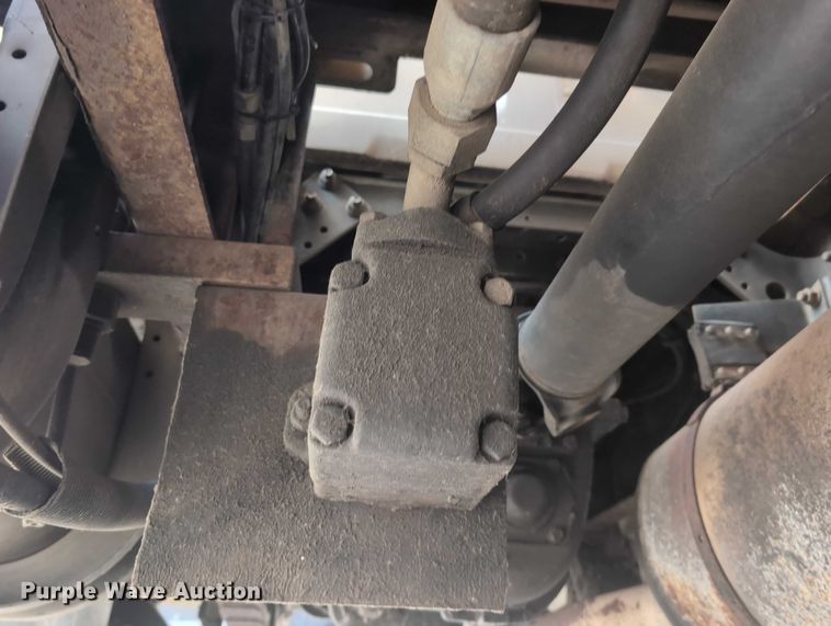 image for item EG2750 2000 International 4700 flatbed truck