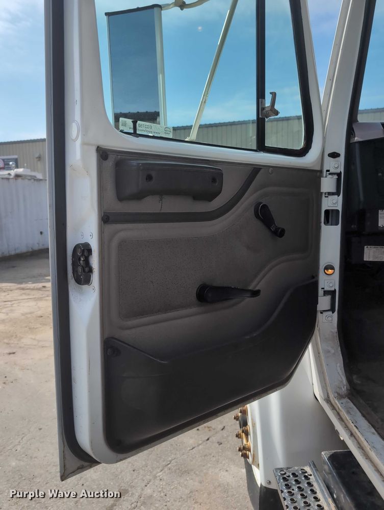 image for item EG2750 2000 International 4700 flatbed truck