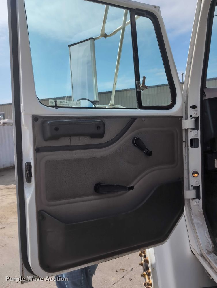 image for item EG2750 2000 International 4700 flatbed truck