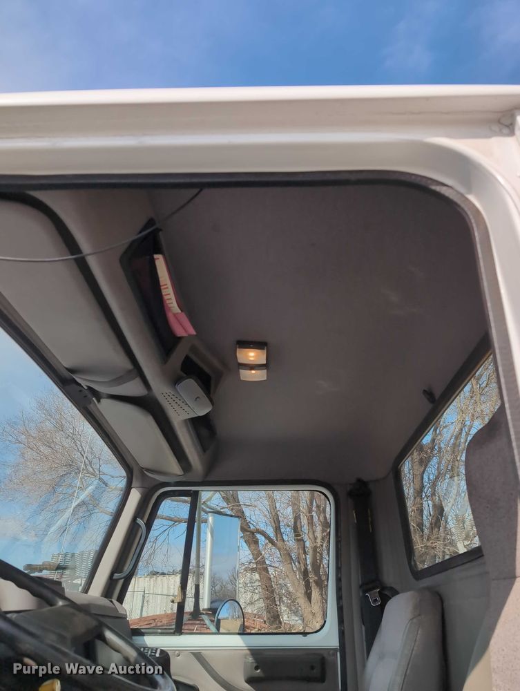 image for item EG2750 2000 International 4700 flatbed truck