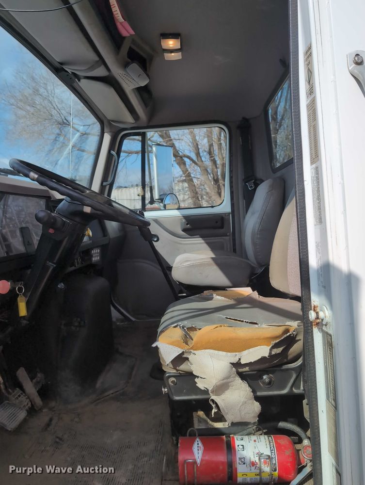 image for item EG2750 2000 International 4700 flatbed truck