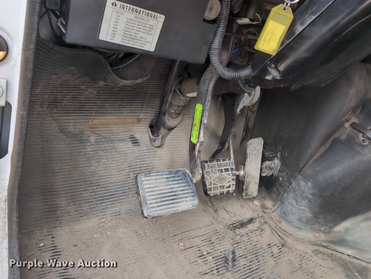 image for item EG2750 2000 International 4700 flatbed truck