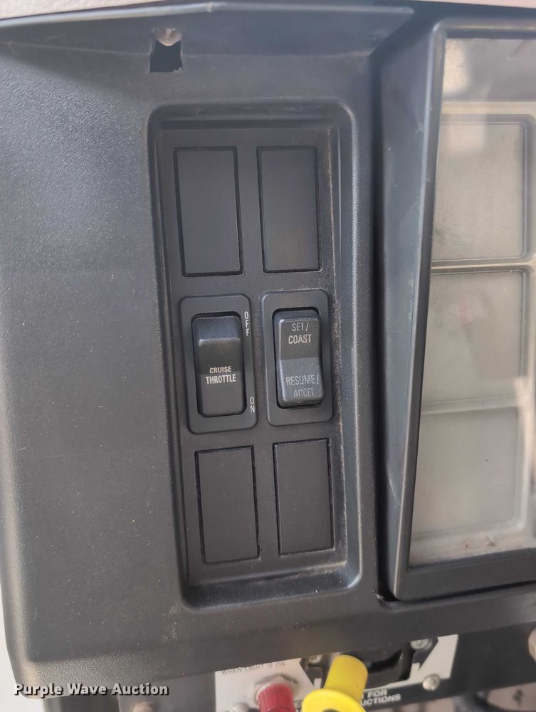 image for item EG2750 2000 International 4700 flatbed truck