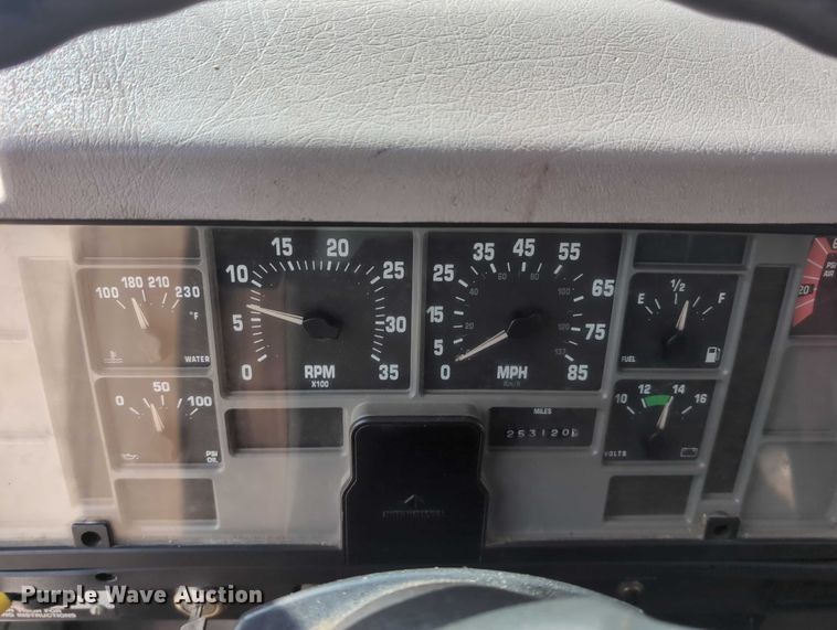 image for item EG2750 2000 International 4700 flatbed truck