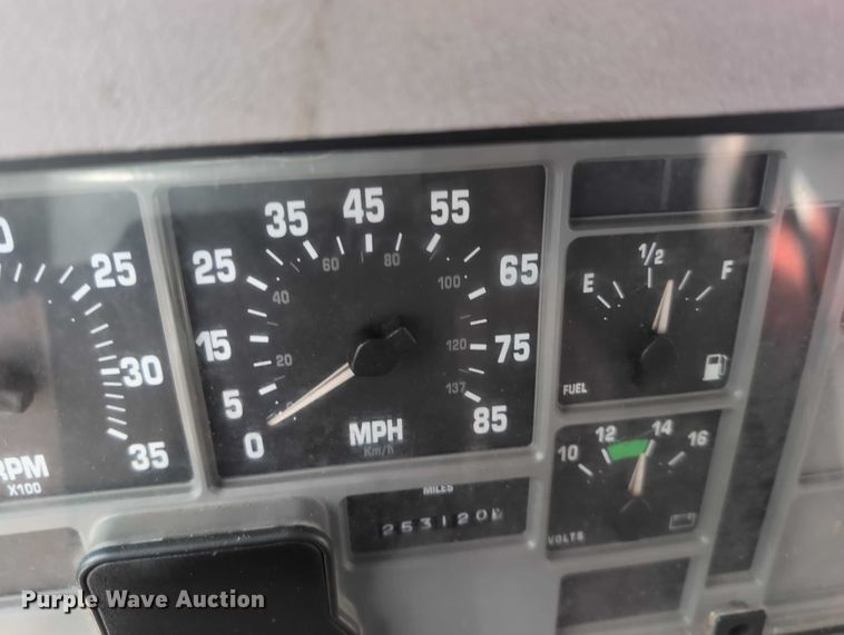 image for item EG2750 2000 International 4700 flatbed truck