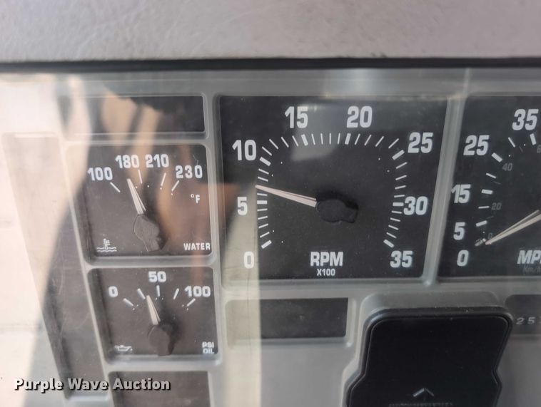 image for item EG2750 2000 International 4700 flatbed truck