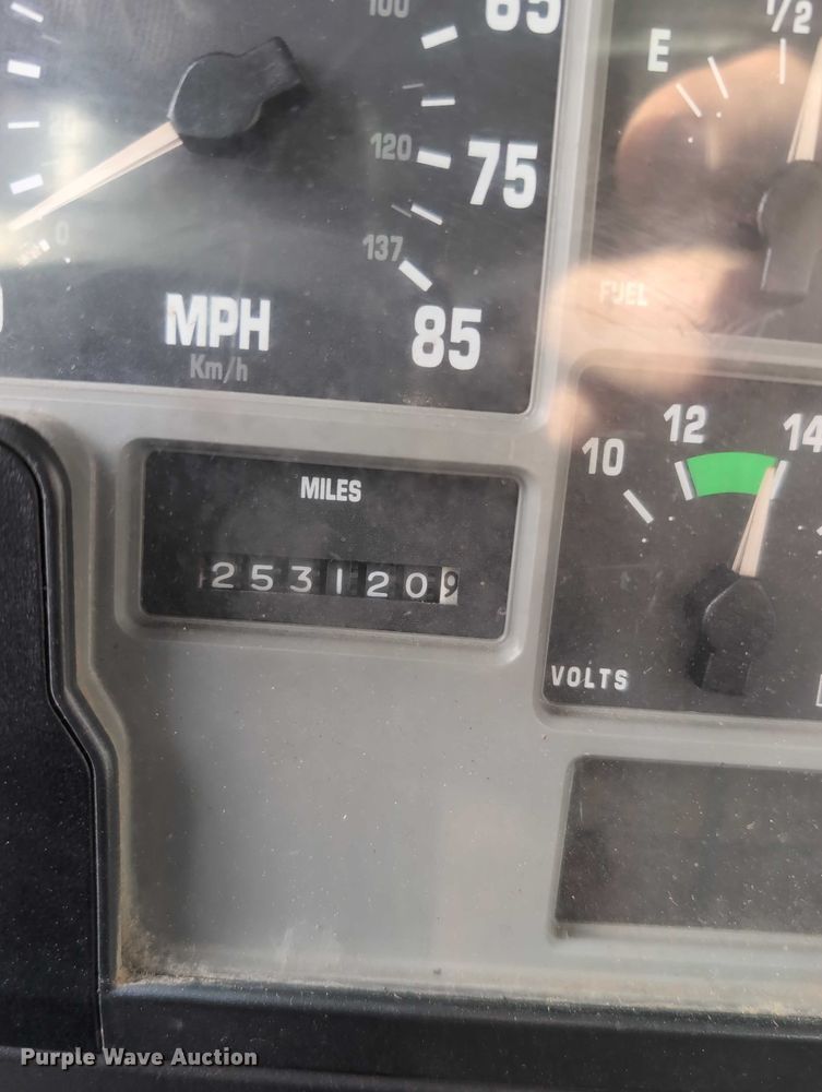 image for item EG2750 2000 International 4700 flatbed truck