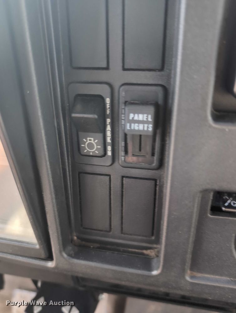 image for item EG2750 2000 International 4700 flatbed truck