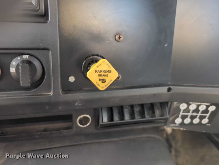 image for item EG2750 2000 International 4700 flatbed truck