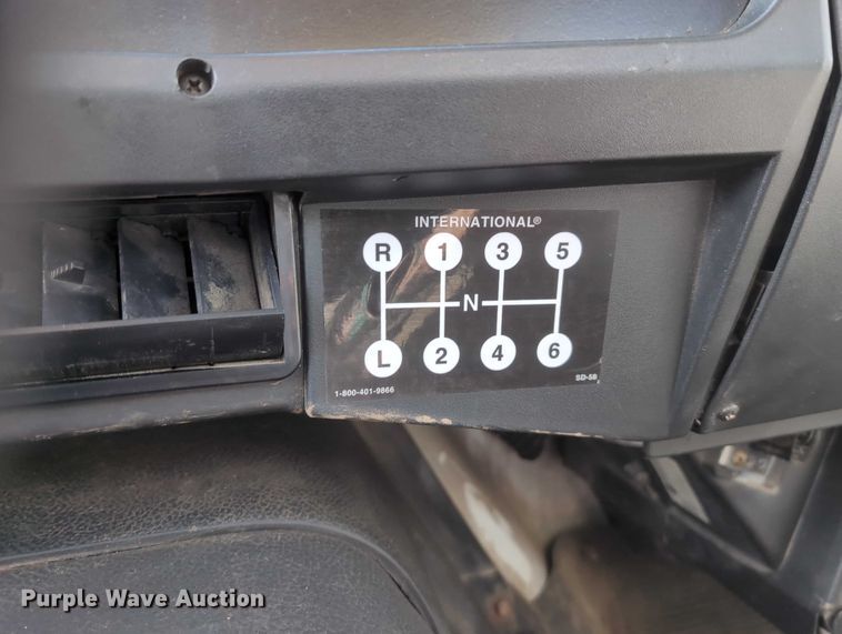 image for item EG2750 2000 International 4700 flatbed truck