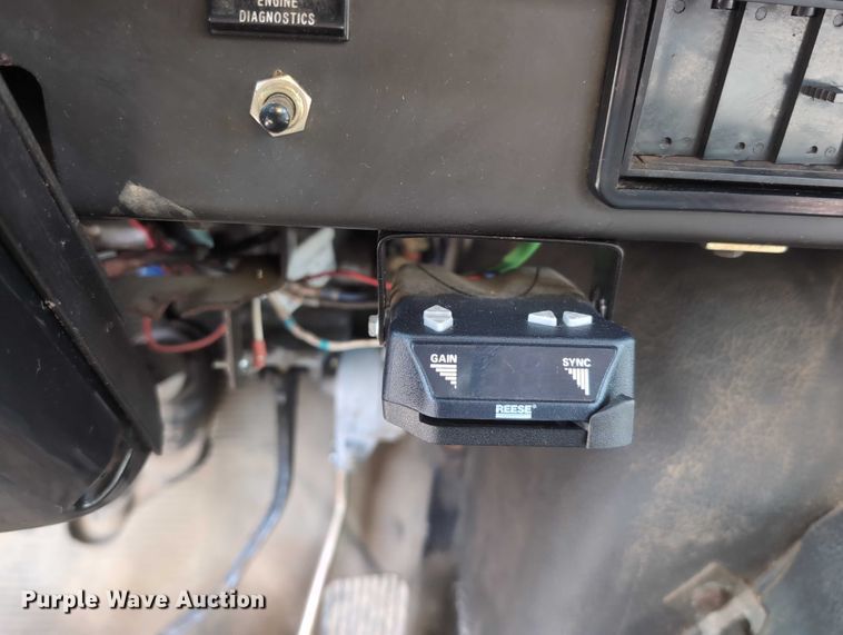 image for item EG2750 2000 International 4700 flatbed truck