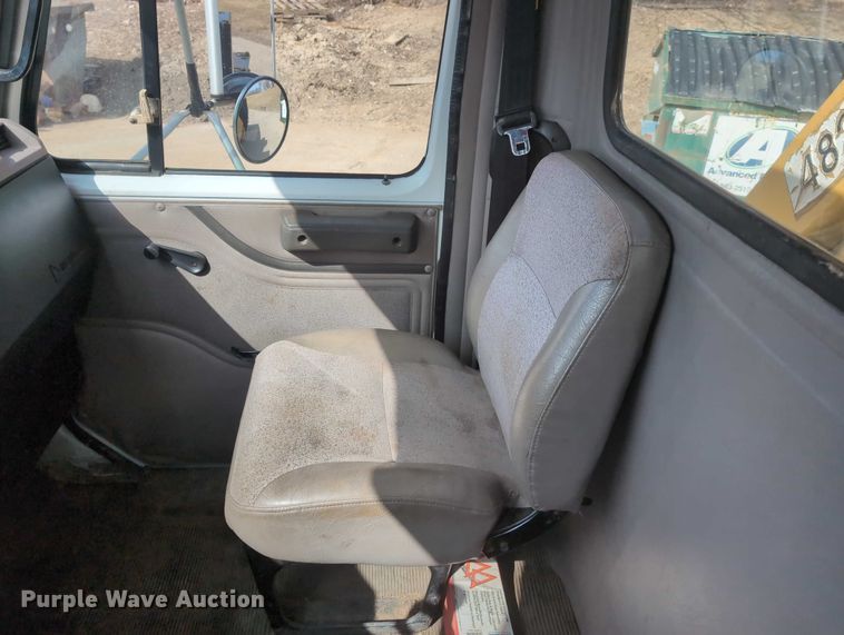 image for item EG2750 2000 International 4700 flatbed truck