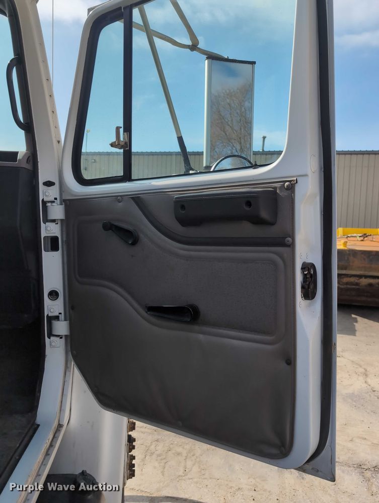 image for item EG2750 2000 International 4700 flatbed truck