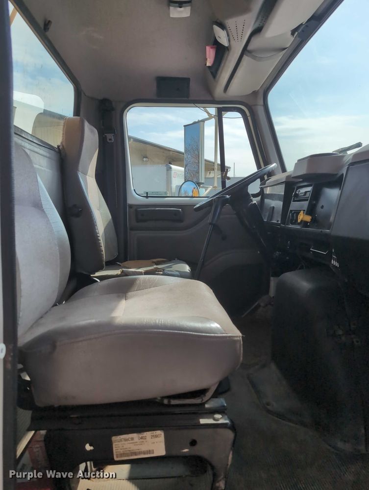 image for item EG2750 2000 International 4700 flatbed truck