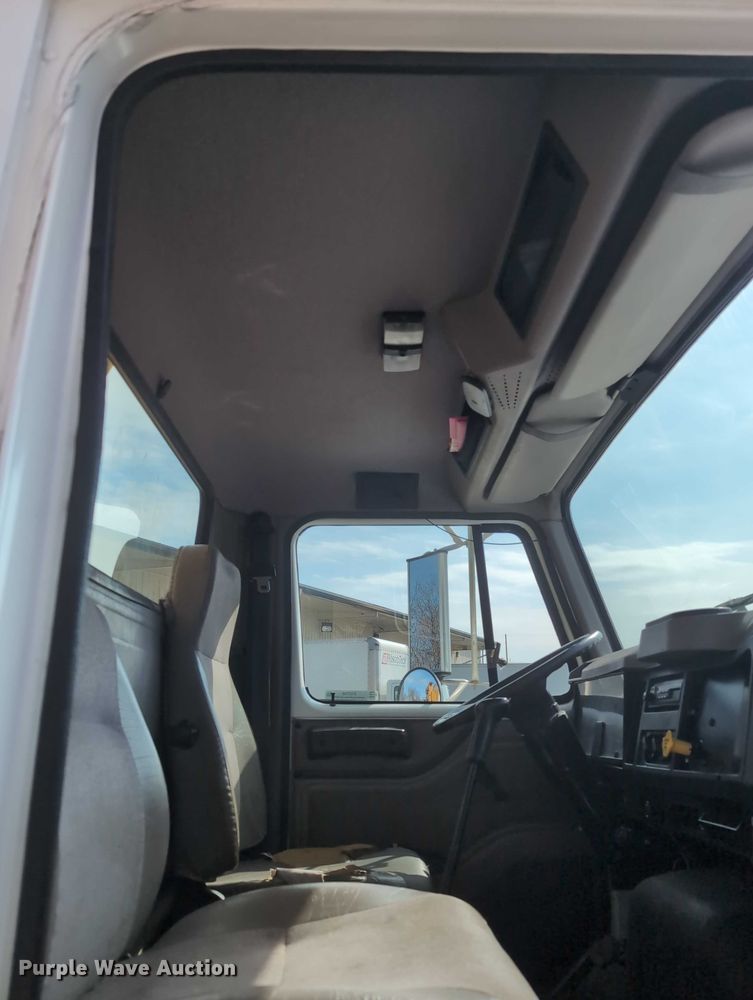 image for item EG2750 2000 International 4700 flatbed truck