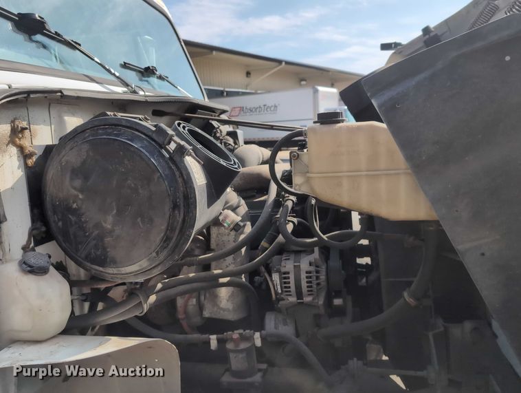 image for item EG2750 2000 International 4700 flatbed truck