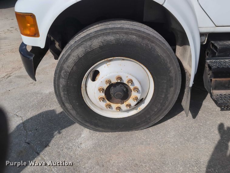 image for item EG2750 2000 International 4700 flatbed truck