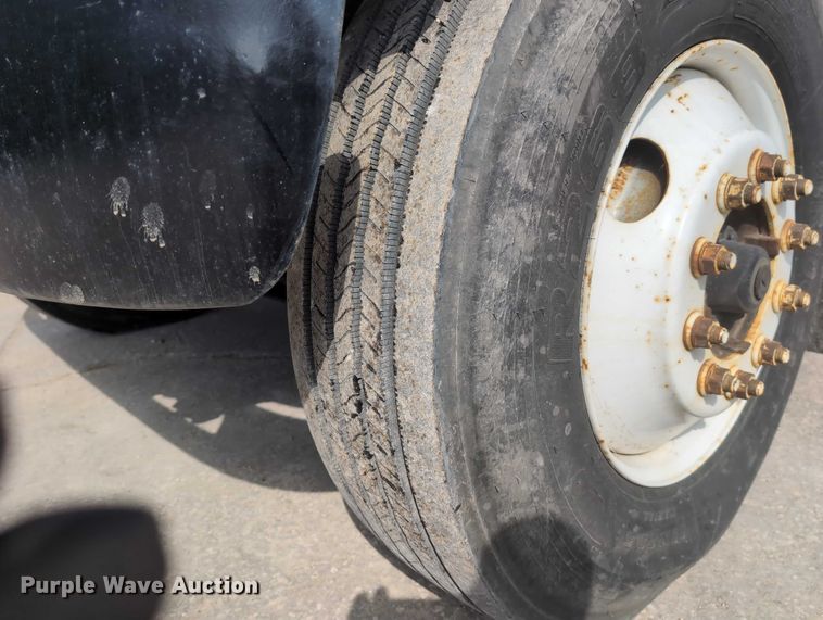 image for item EG2750 2000 International 4700 flatbed truck