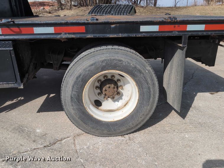 image for item EG2750 2000 International 4700 flatbed truck