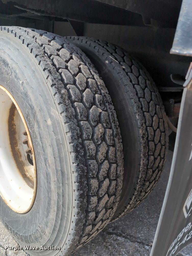 image for item EG2750 2000 International 4700 flatbed truck