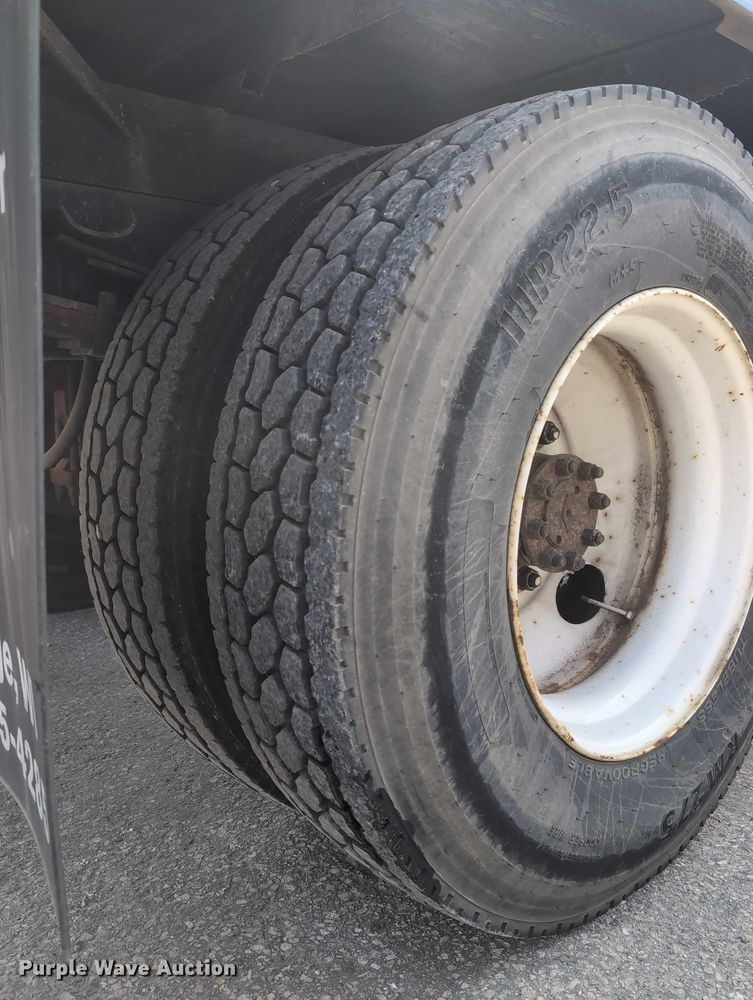 image for item EG2750 2000 International 4700 flatbed truck