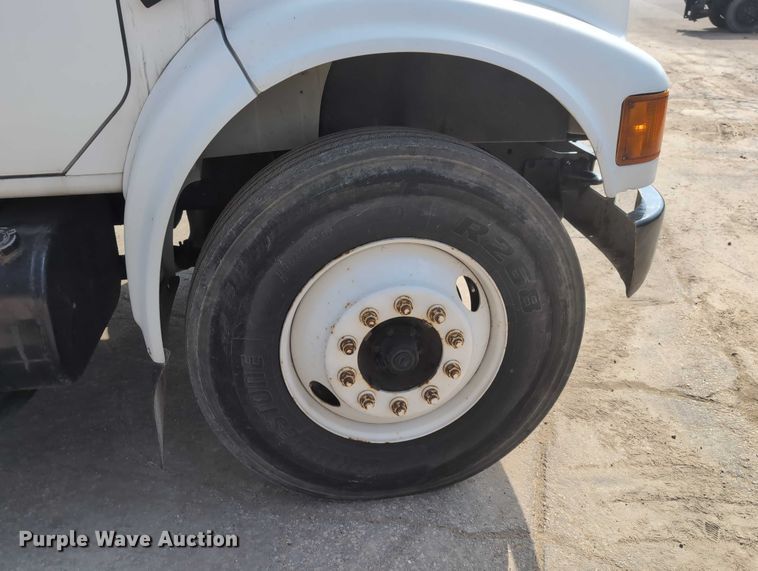 image for item EG2750 2000 International 4700 flatbed truck