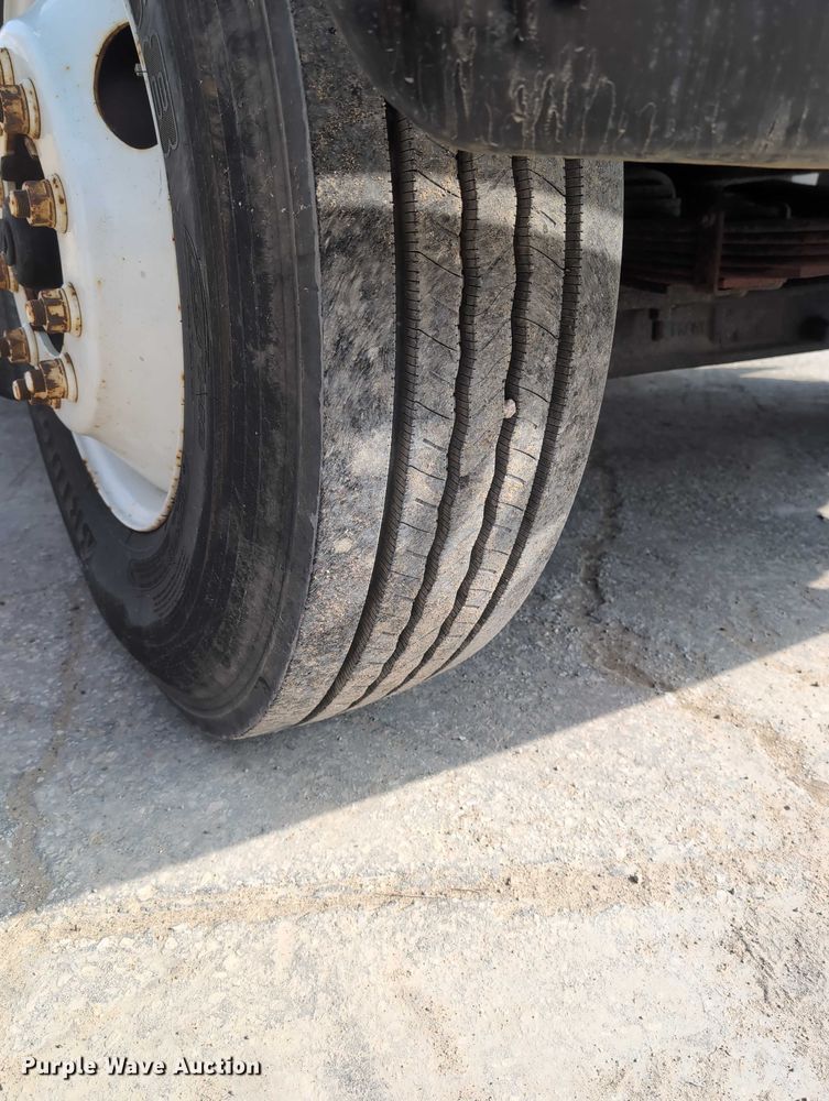 image for item EG2750 2000 International 4700 flatbed truck