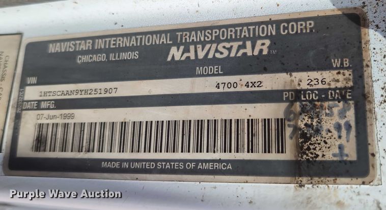 image for item EG2750 2000 International 4700 flatbed truck