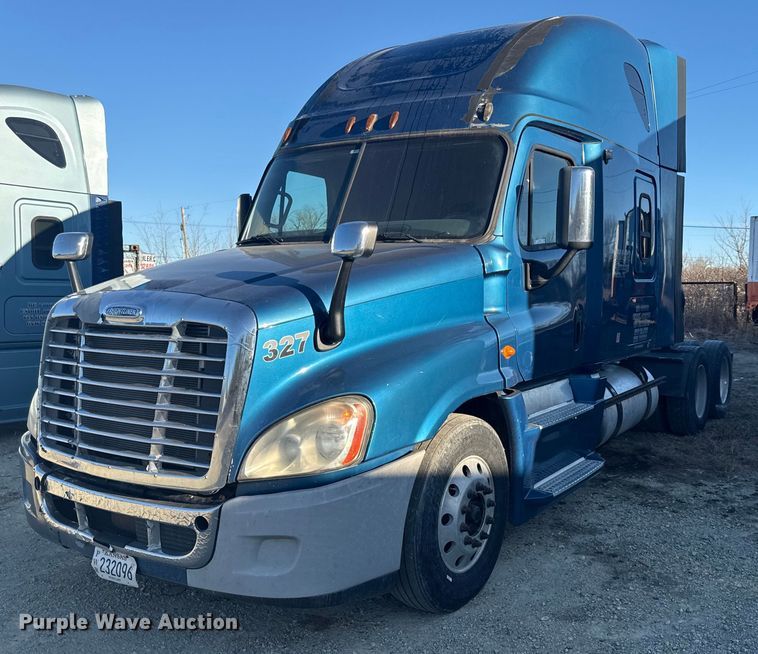 image for item EN0478 2013 Freightliner Cascadia 125 semi truck