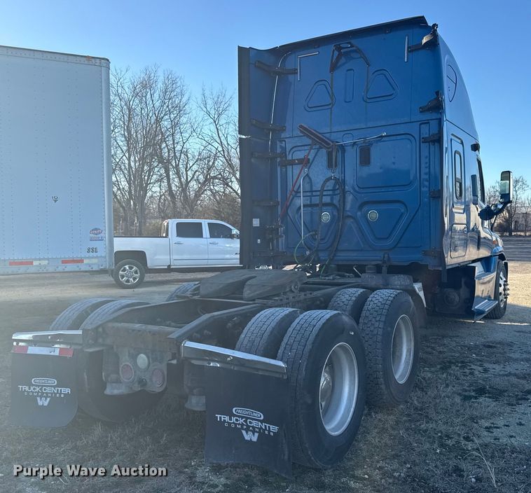 image for item EN0478 2013 Freightliner Cascadia 125 semi truck