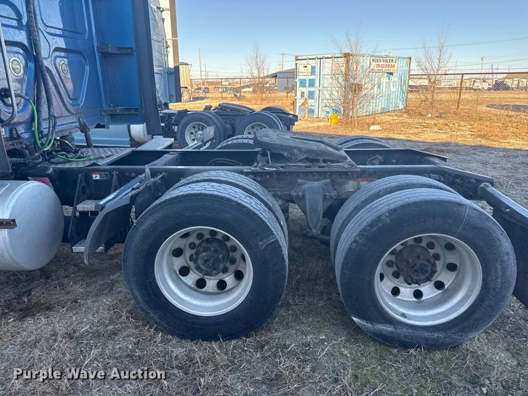 image for item EN0478 2013 Freightliner Cascadia 125 semi truck