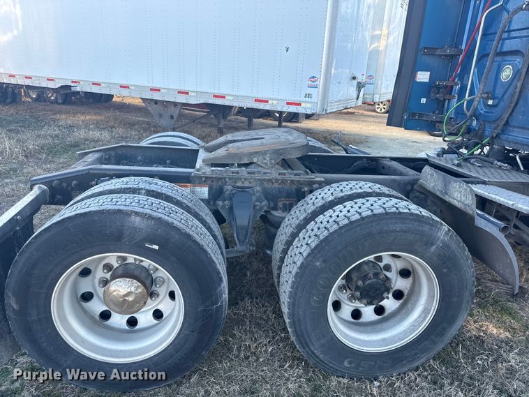 image for item EN0478 2013 Freightliner Cascadia 125 semi truck