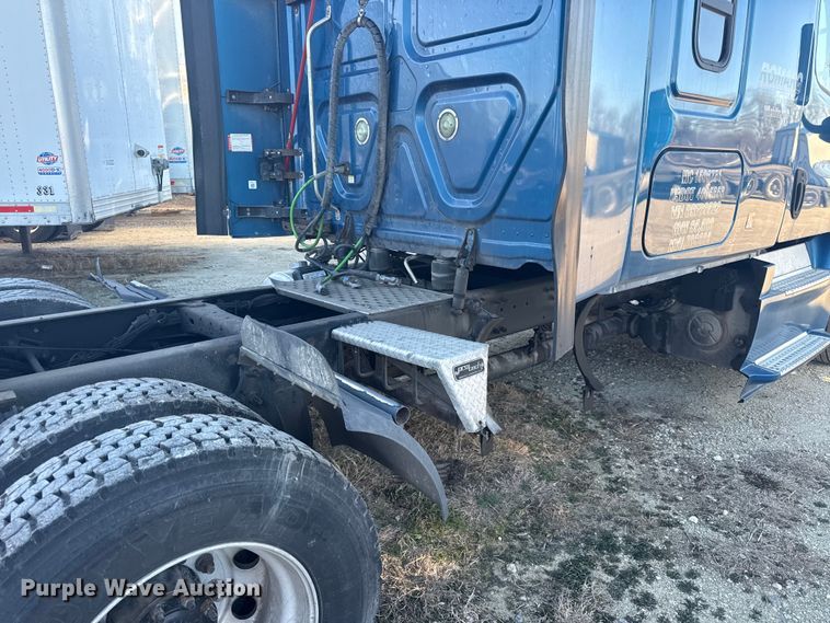 image for item EN0478 2013 Freightliner Cascadia 125 semi truck