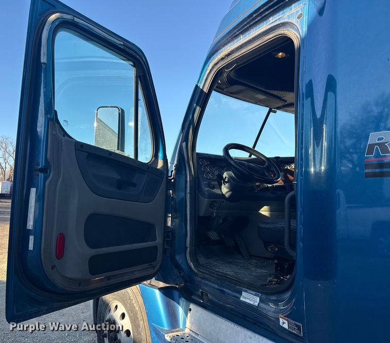 image for item EN0478 2013 Freightliner Cascadia 125 semi truck