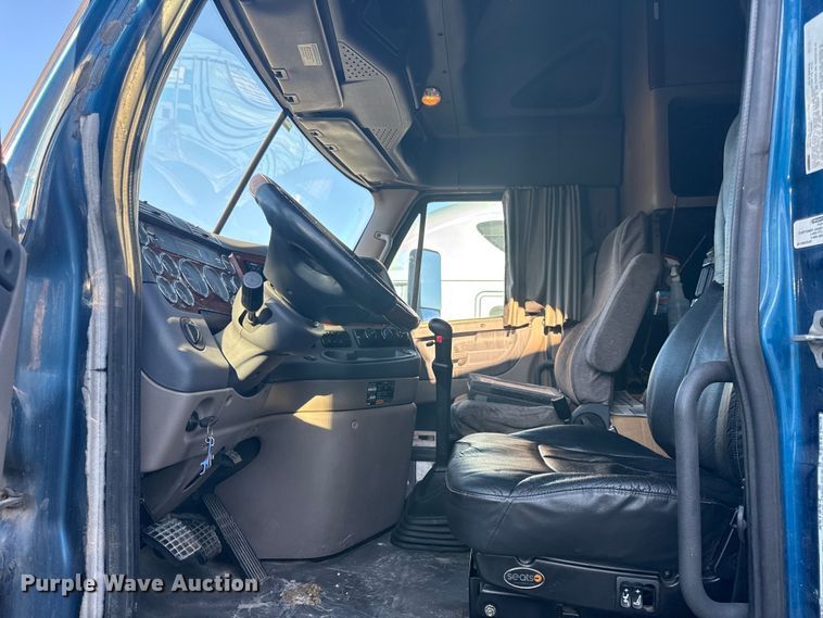 image for item EN0478 2013 Freightliner Cascadia 125 semi truck