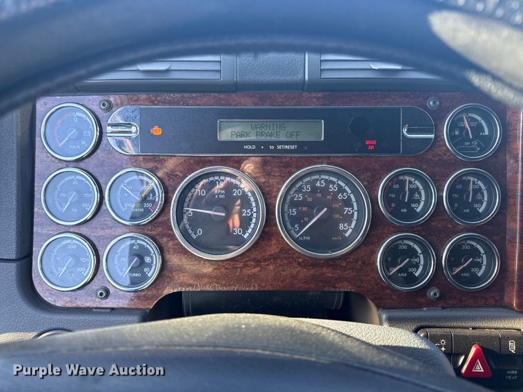 image for item EN0478 2013 Freightliner Cascadia 125 semi truck